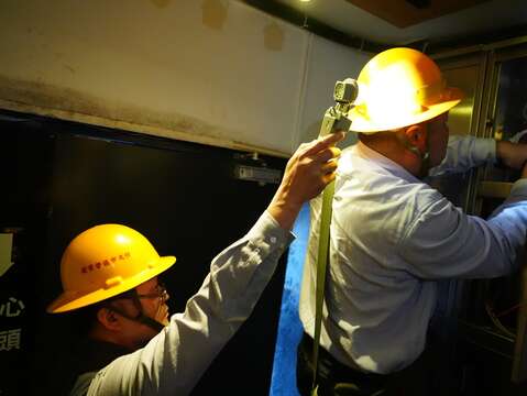 台電公司執行斷電作業（圖片來源：臺北市政府觀光傳播局）