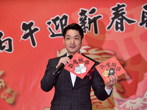 蔣市長展示書法好手寫的作品(圖片來源:臺北市政府秘書處媒體事務組)