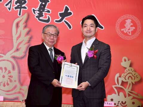 蔣市長與書法家合影(圖片來源:臺北市政府秘書處媒體事務組)