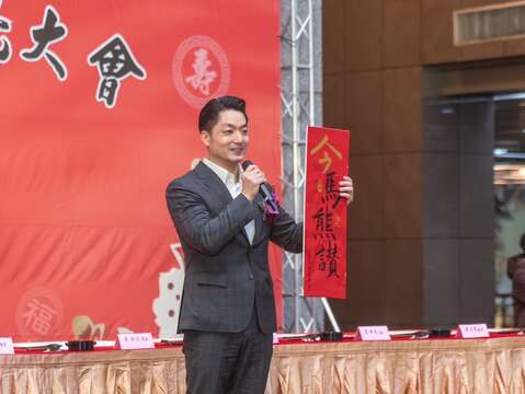 蔣市長展示今年市府的春聯(圖片來源:臺北市政府秘書處媒體事務組)