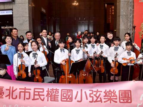 蔣市長與書法家、國小學生們合影(圖片來源:臺北市政府秘書處媒體事務組)