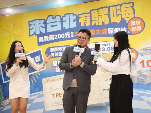 現場CALL OUT連線星宇航空「台北－鳳凰城」雙人來回機票幸運得主（圖片來源：臺北市商業處）
