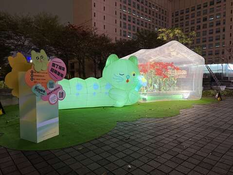 裝置藝術夜間點燈，更顯奇幻氛圍（圖片來源：臺北市政府工務局公園路燈工程管理處）