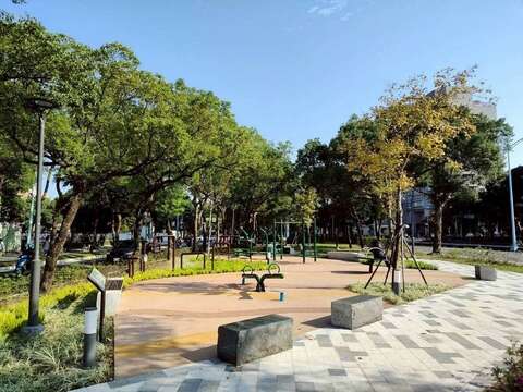 解說牌、體健設施及遊戲場等（圖片來源：臺北市政府工務局公園路燈工程管理處）