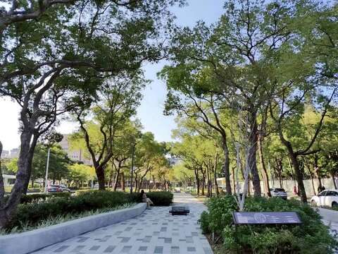 近年藉由優化綠地及步道空間、增設遊戲場、體健設施及文史解說牌等，讓民眾運動、散步、休憩時還能兼懷舊憶古（圖片來源：臺北市政府工務局公園路燈工程管理處）
