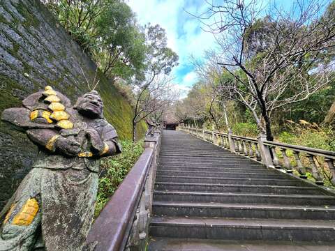 碧山巖階梯(圖片來源:臺北市政府工務局公園路燈工程管理處)