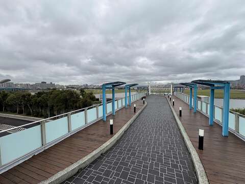 連接內湖休閒運動公園與堤外彩虹河濱公園的空橋，規劃人車分道，讓人走得很安心（圖片來源：臺北市政府工務局衛生下水道工程處）