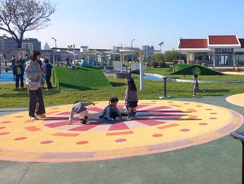 內湖休閒運動公園提供多元共融遊具，廣受孩子們喜愛（圖片來源：臺北市政府工務局衛生下水道工程處）