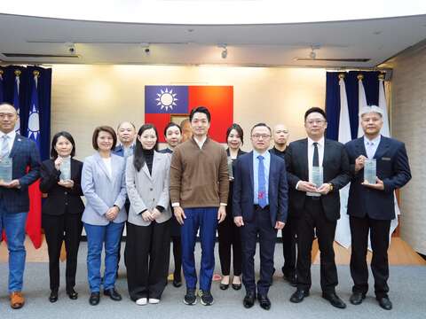 受僱人員組獲獎者與蔣萬安市長合影（圖片來源：臺北市政府觀光傳播局）