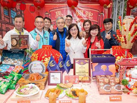 長官及貴賓與商圈特色商品合影留念（圖片來源：臺北市商業處）