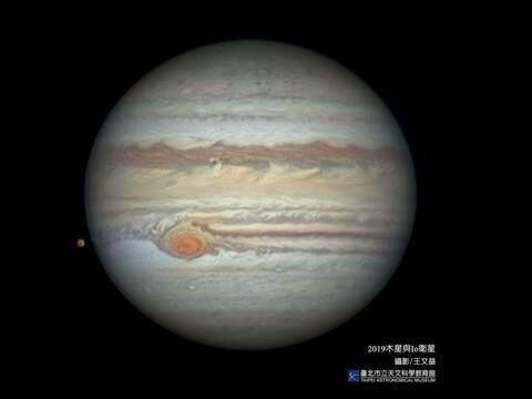 木星與木衛一（圖片來源：臺北市立天文科學教育館）