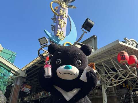 熊讚現身士林夜市，吃雞排、喝珍奶，推薦賞燈民眾順遊士林、北投。（圖片來源：臺北市政府觀光傳播局）