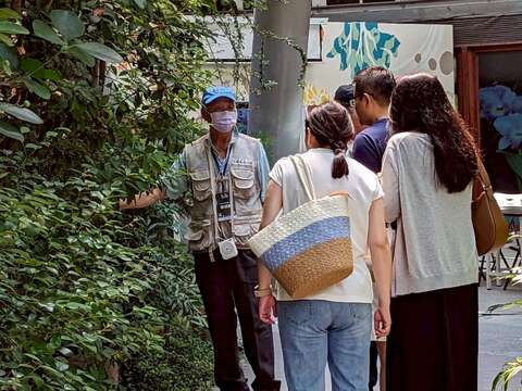 關於植物的疑問導覽志工為大家解答。（圖片來源：臺北市政府工務局公園路燈工程管理處）