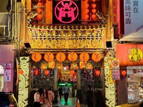 台北天后宮樓面展出別緻的手工花燈，展現艋舺深厚的歷史文化底蘊。（圖片來源：臺北市政府觀光傳播局）