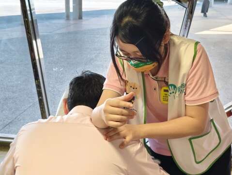 臺北市勞動力重建運用處辦理推廣按摩活動照片（圖片來源：臺北市政府勞動局）