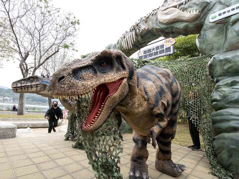 臺北市首座大型戶外恐龍樂園《恐龍大復活闖渡探險樂園》（圖片來源：臺北市政府工務局水利工程處）