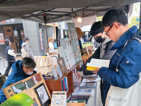 P14-17藝文聚落-4「溫羅汀曬書節」透過書香市集讓閱讀走進戶外,形塑鮮明的文化風景。(圖/欒樹下書房)