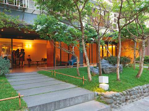 P28-31 風格-3「微熱山丘」敞開庭院迎客,造景設計與社區綿延的綠意自然交融。(圖/微熱山丘)