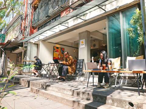 P28-31 風格-4居民與旅客坐在富錦街的咖啡館享受恬靜日常。