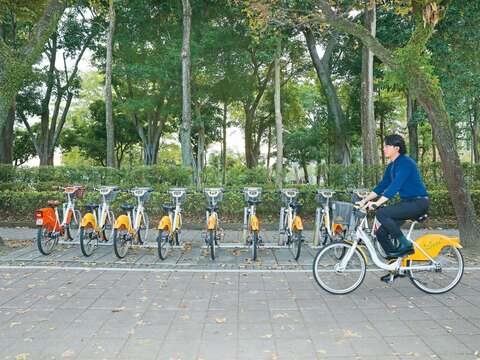 P38-41 台北新日常-1@蘇立坤-YouBike 是民眾通勤不可或缺的交通工具,自今年起需投保公共自行車傷害險才能租借。
