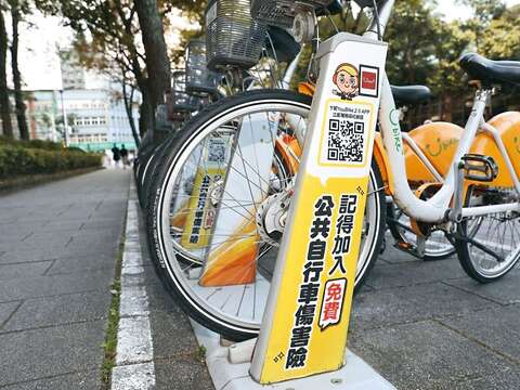 P38-41 台北新日常-2@蘇立坤-民眾可透過掃描QR Code完成投保。