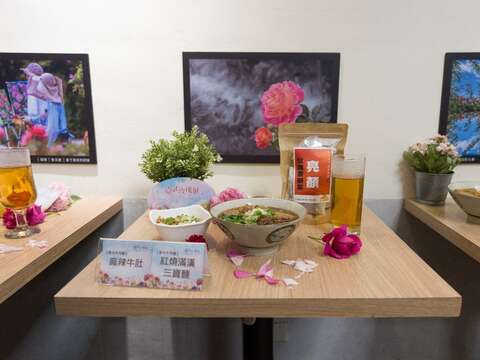 晴光牛肉麵於玫瑰展期間提供誠意中西藥局出品的玫瑰養顏茶讓民眾享用（圖片來源：臺北市政府工務局公園路燈工程管理處）