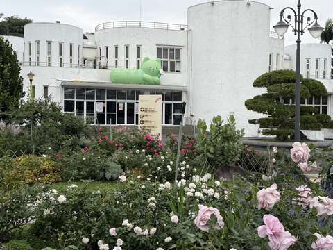 園丁喵喵現身新生花園小白宮。（圖片來源：臺北市政府工務局公園路燈工程管理處）