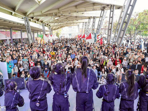 花博展區舞台表演吸引大批民眾欣賞（圖片來源：臺北市政府觀光傳播局）