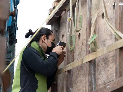 運送過程需定期留意動物狀態和溫度變化。（圖片來源：臺北市立動物園）