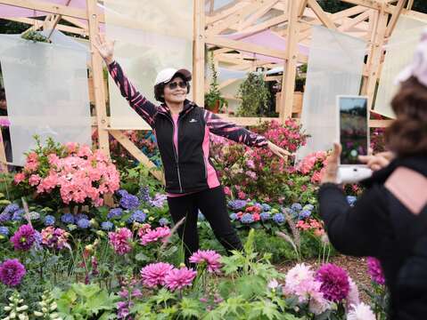 民眾於《拾花號 Ar'k》內參觀，欣賞春日花景。（圖片來源：臺北市政府工務局公園路燈工程管理處）
