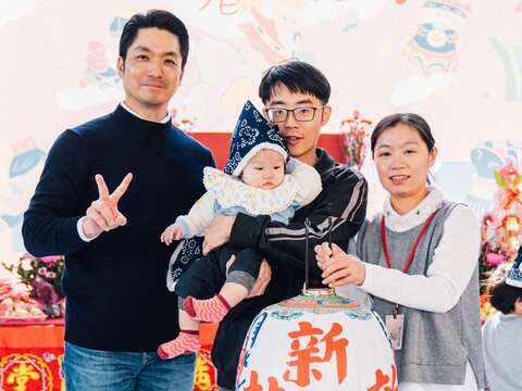 臺北市長蔣萬安與參與「新丁新枝祈福」的新生兒家庭合影，象徵城市希望傳承。（圖片來源：臺北市政府客家事務委員會）