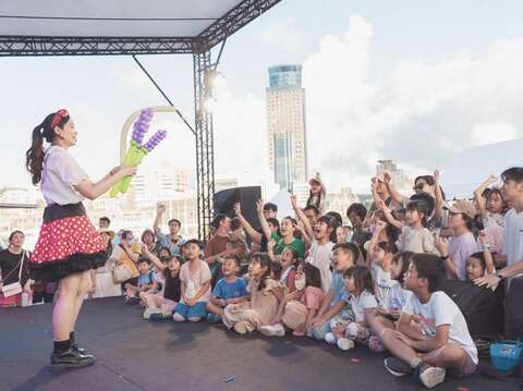 3月28日親子毛孩野餐區的舞台表演「氣球互動秀」。(圖片來源:臺北市政府觀光傳播局)