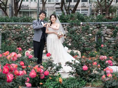 在臺北的景區內，秘境花園的水景區，搭配綻放的玫瑰品種『溫暖』，成為婚紗地的最佳攝影地點！（圖片來源：臺北市政府工務局公園路燈工程管理處）