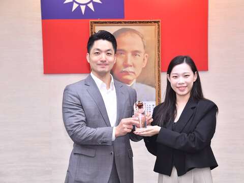 觀傳局余祥局長向蔣萬安市長獻獎（圖片來源：臺北市政府觀光傳播局）