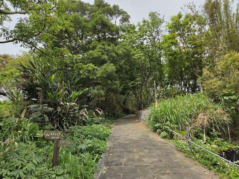 安山岩串聯步道-有路標(圖片來源:臺北市政府工務局大地工程處)
