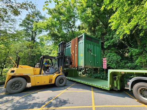 載著大象的貨櫃吊起後再由堆高機移動至低底盤拖車,以便前往非洲動物區。(圖片來源:臺北市立動物園)