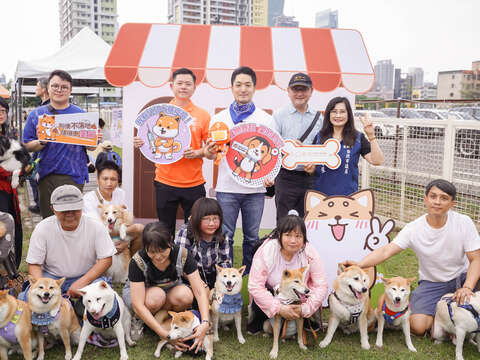 市長與毛爸媽及毛孩一同完成「狗狗春遊趣」集章活動（圖片來源：臺北市動物保護處）