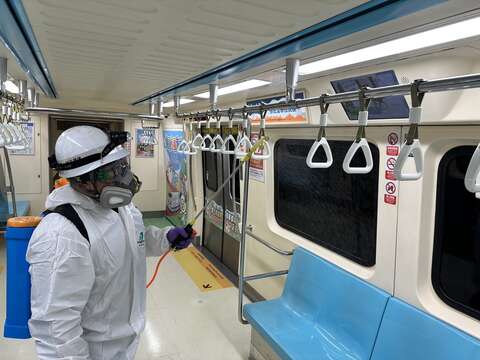 車廂全面噴霧消毒作業進行中（圖片來源：臺北大眾捷運股份有限公司）