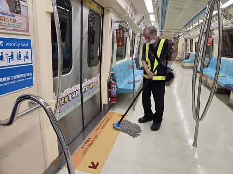 地板清潔作業維持車廂整潔（圖片來源：臺北大眾捷運股份有限公司）