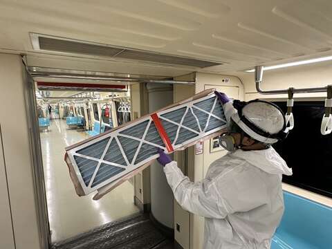 空調濾網拆卸更換作業（圖片來源：臺北大眾捷運股份有限公司）