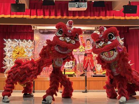 臺灣培德龍獅團現場演出「戰鼓齊鳴，雙獅獻瑞」（圖片來源：臺北市政府民政局）