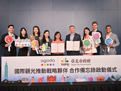 臺北市副市長林奕華、觀光傳播局余祥局長、 Agoda 全球資深副總裁 Andrew Smith與Agoda團隊合影（圖片來源：臺北市政府觀光傳播局）