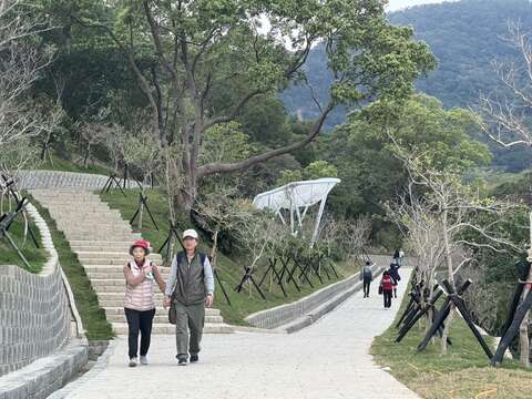 花崗岩步道及排水溝-風和日麗適合散散步(圖片來源:臺北市政府工務局大地工程處)
