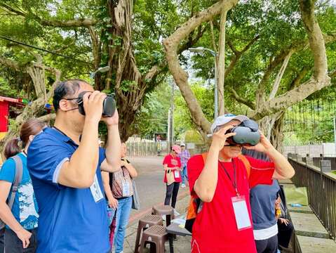 參加人員使用實境體驗設施（圖片來源：臺北市政府工務局公園路燈工程管理處）
