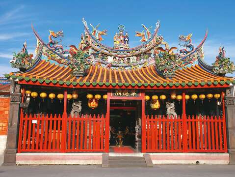 3@景美集應廟-景美集應廟至今仍保留紅色木柵欄設計，成為跨越百年的象徵。（圖／景美集應廟）