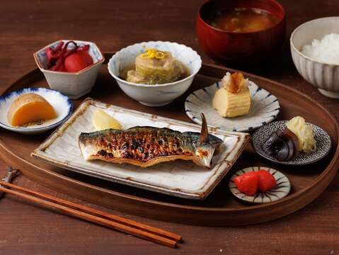 P24-27 食旅－7 「朝炭」提供烤魚、白飯及醃漬物等日式朝食，讓人彷彿置身日本的晨間場景。（圖／豊漁餐飲集團）