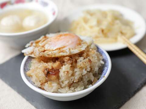 5 「珠記大橋頭油飯」以油飯搭配半熟荷包蛋，是最經典的吃法。（攝影／林煒凱）