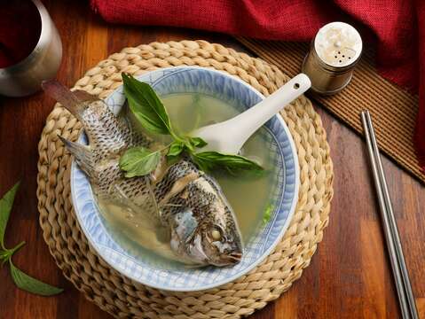 4 「以馬內利鮮魚湯」以清爽鮮甜的魚湯，為一天注入滿滿元氣。（攝影／彭仁義）