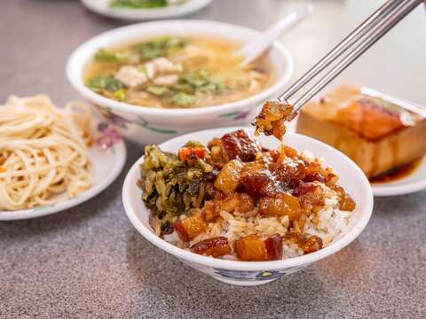 2 「香滿園」的滷肉飯清早上桌，搭配各式小菜，就是豐盛飽足的一餐。