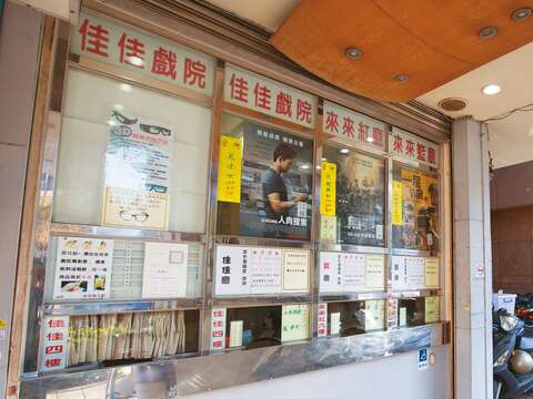 4@賴智揚-佳佳來來戲院充滿復古氛圍，電視劇《16個夏天》就曾在售票處取景。（攝影／賴